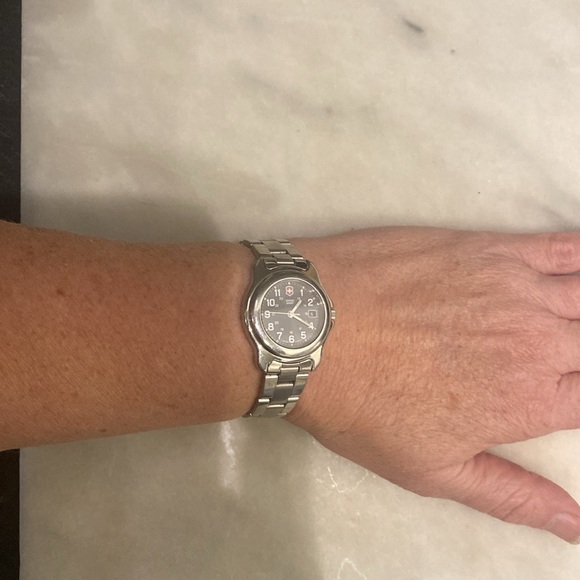 SWISS ARMY Ladies Watch 100 MTR Water Resident Black Face. Needs Battery - Picture 6 of 7